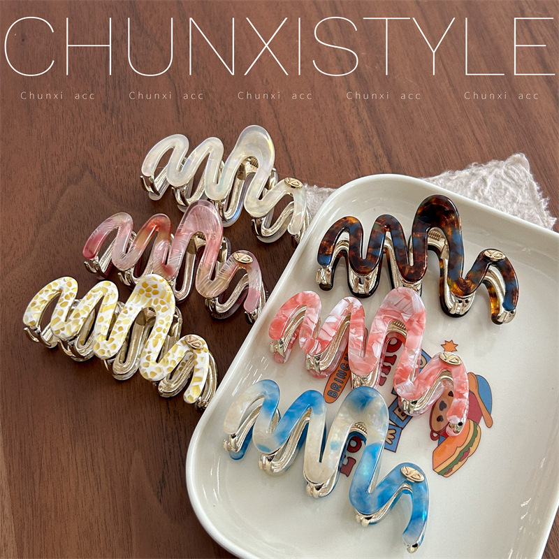 Medium-sized wavy acetate hair clips with a high-end feel. The back of the head is a coiled hair clip with a shark clip. It has a large amount of hair and is fashionable and versatile full figure