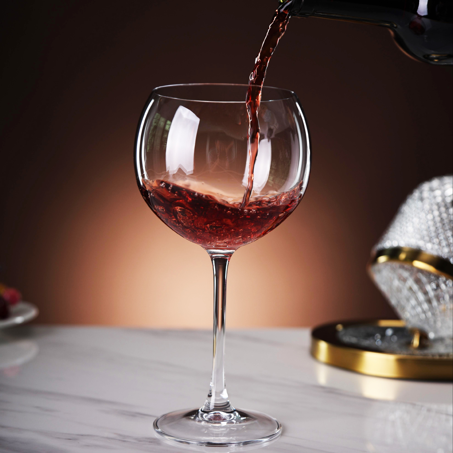 Balloon cups, hemispherical high cups, simple and transparent red wine glasses, hotel wine glasses and glass cups are available for wholesale with LOGO printing full figure