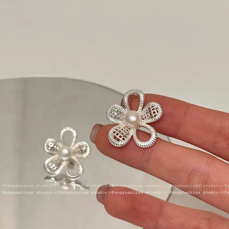 Unique design ~ Korean-style hollowed-out flower pearl earrings, women's light luxury and high-end style, elegant stud earrings, cool and refreshing earrings Specification drawing