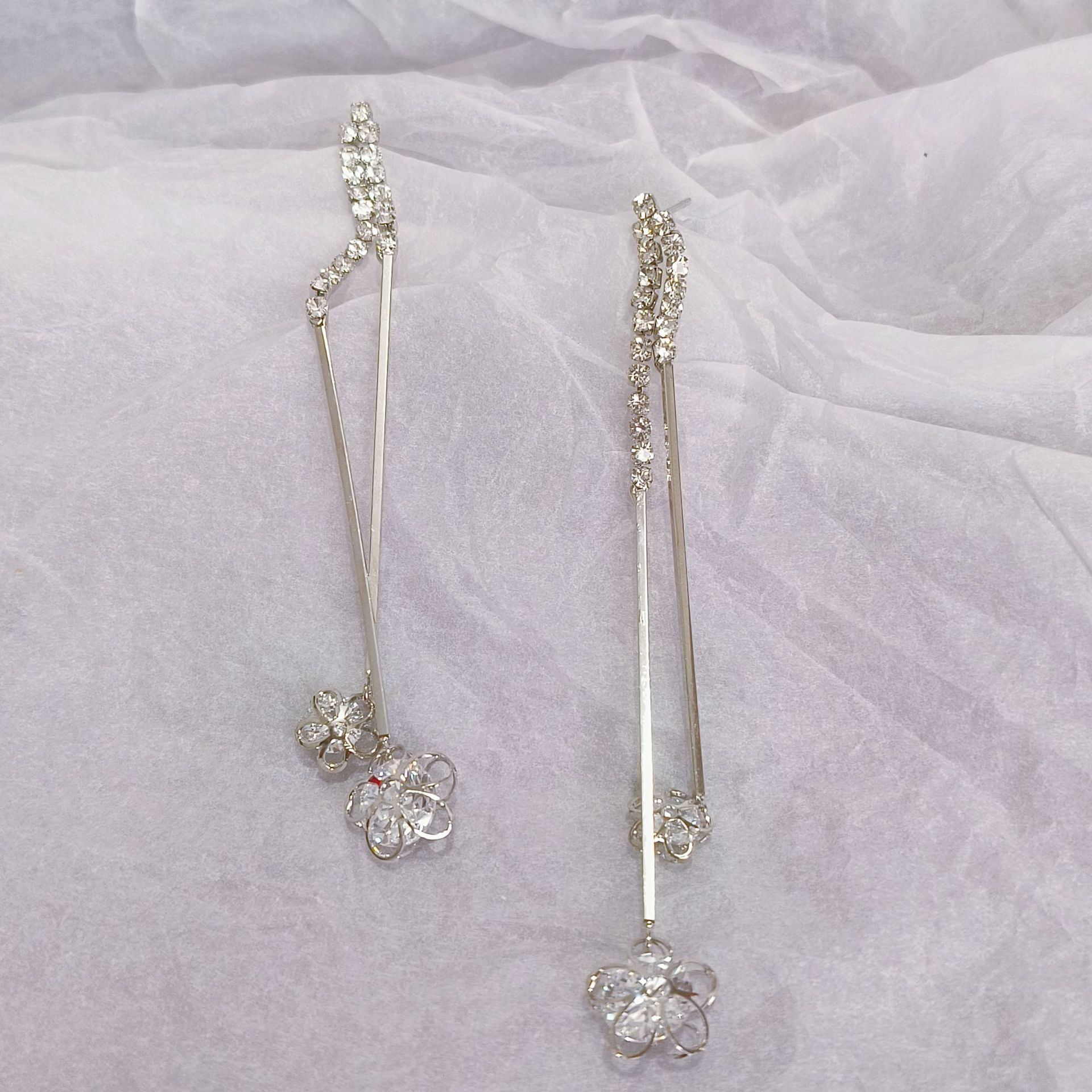 In 2025, a simple and long zircon tassel stud earring for women is a trendy European and American fashion accessory that goes well with a cold style Application Scenario
