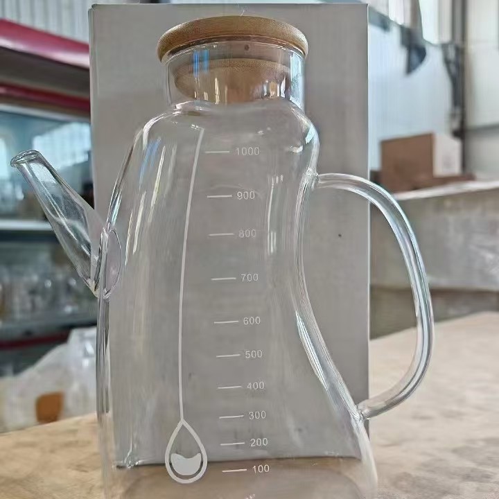 High borosilicate glass oil jugs with scale, various specifications, bamboo lid sealed soy sauce and sesame oil bottles, kitchen oil jugs full figure