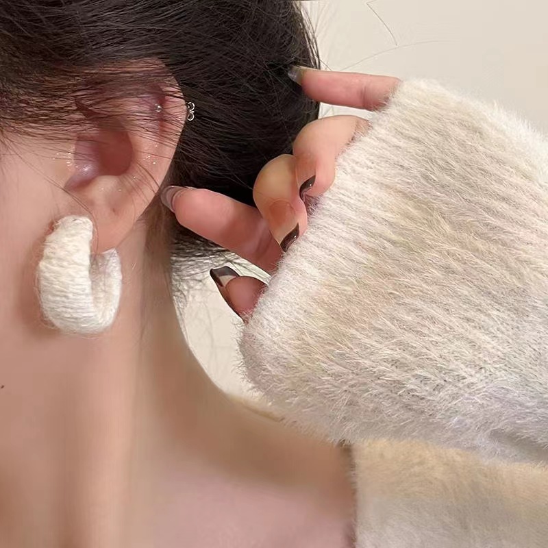Plush ear rings, a new style of trendy and niche design earrings in 2025, exude a high-end feminine charm and unique style. Earrings and stud earrings Specification drawing