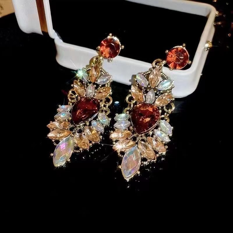 vintage, retro European and American ins aged style, explosive and flamboyant, with exaggerated rhinestone inlays, niche earrings, stud earrings and other accessories Application Scenario