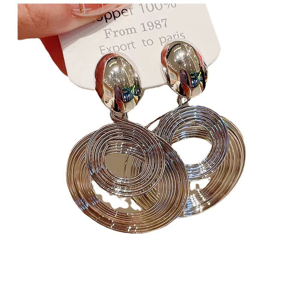 Round earrings, with a unique design sense, are a new bestseller in 2025. They exude a sense of high-end elegance and are suitable for women's autumn and winter earrings Item Picture
