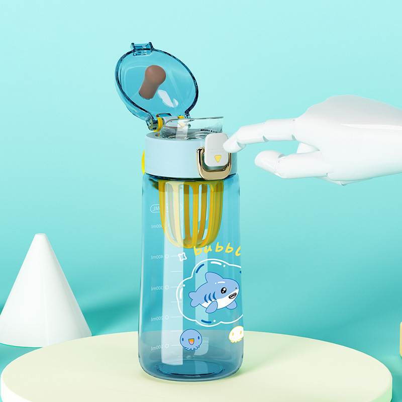 Cartoon cute boys and girls summer sports drinking cups, direct drinking cups, portable plastic water cups, gifts in stock and wholesale Application Scenario
