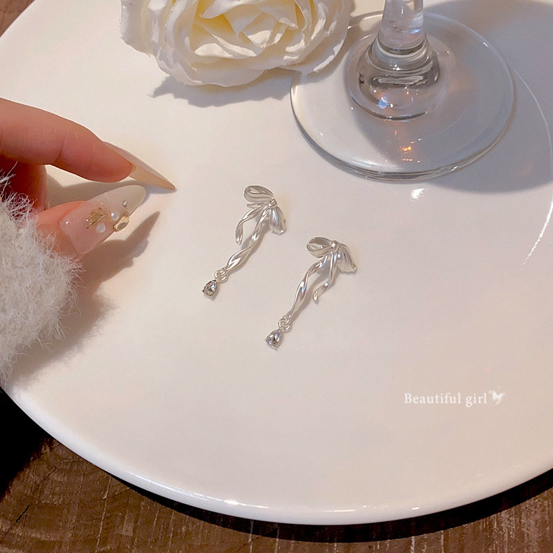 French retro ribbon stud earrings, sweet and elegant bow earrings, high-end design sense, versatile and elegant earrings Specification drawing