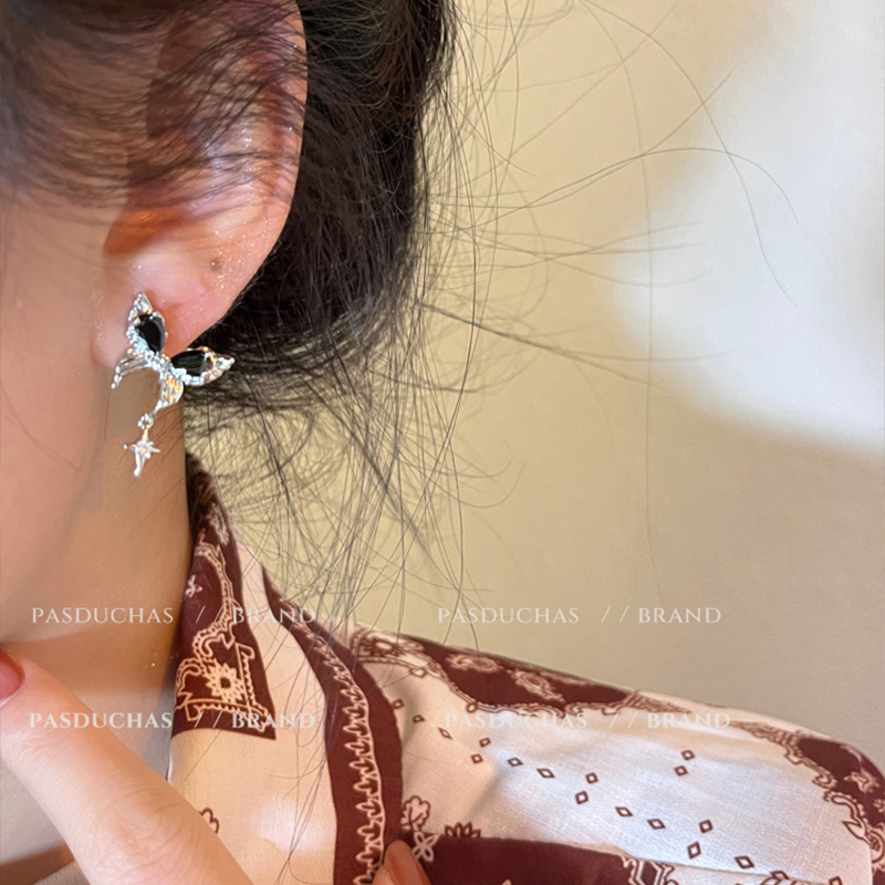 Cold and stylish black butterfly stud earrings, a niche design for women, exudes a sense of sophistication and is unique and versatile. Wholesale zircon tassel earrings Specification drawing