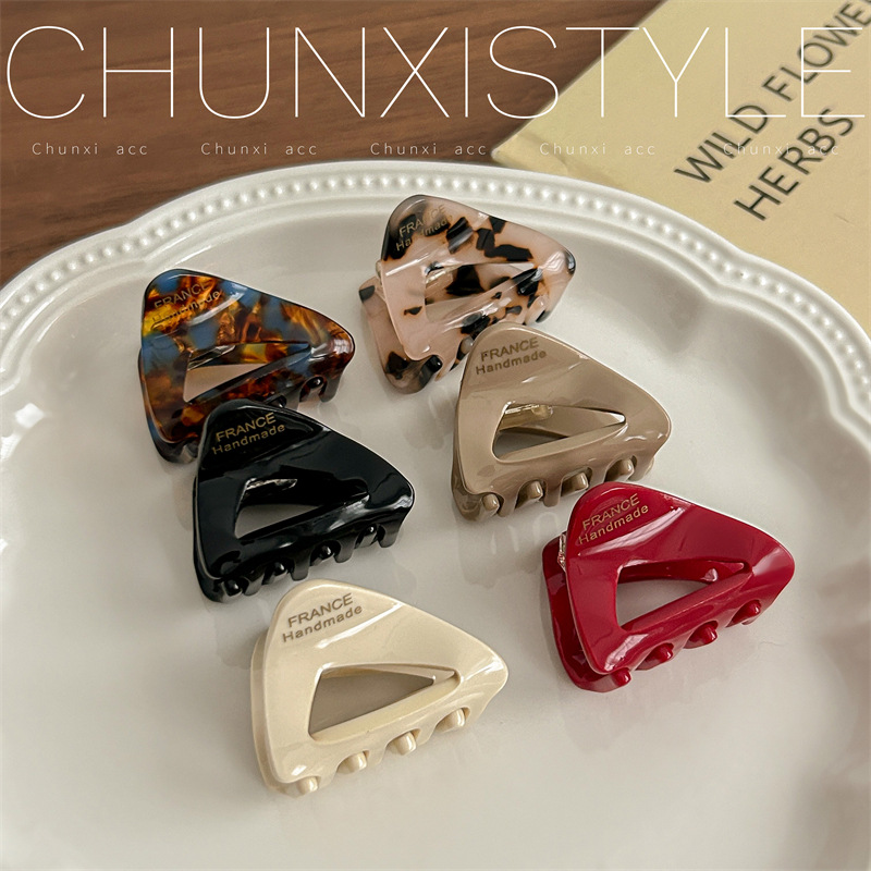 Triangular acetic acid hair clips for women's autumn and winter, small and exquisite hair clips, 2024 new style, popular plate hair clip headwear full figure
