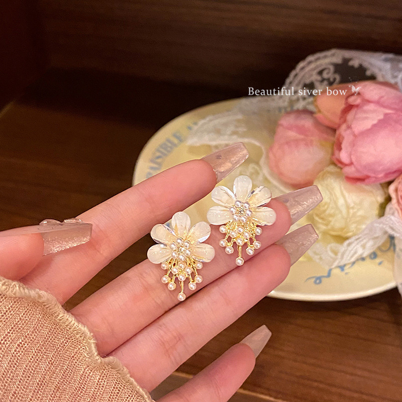 Super ethereal acrylic flower earrings for women, light luxury, versatile and high-end pearl stud earrings, the same style of earrings as Internet celebrities Specification drawing