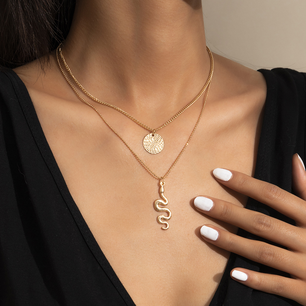 Cool and simple geometric matte round pendant necklace, hip-hop dragon-shaped tag double-layer necklace, European and American cross-border jewelry full figure