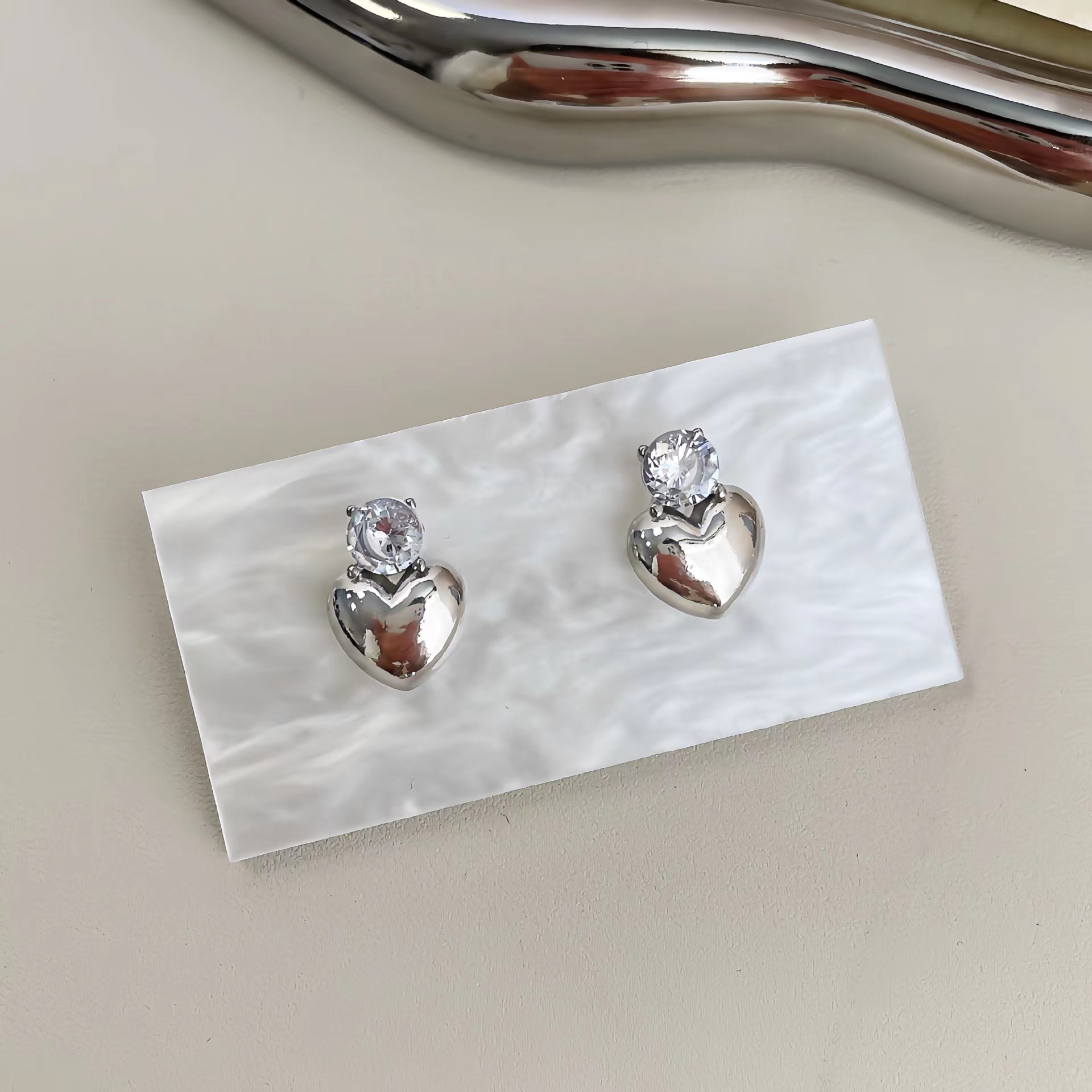 Niche high-end diamond-shaped heart-shaped stud earrings for women on Instagram, trendy, light luxury, versatile, elegant and fashionable design sense earrings 2025 new style Specification drawing
