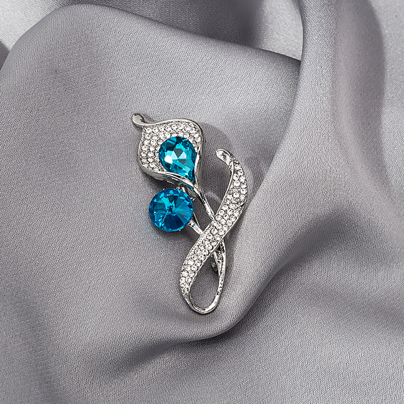 European and American exaggerated floral-shaped women's brooches, fashionable blue crystal calla lily brooches, elegant and refined corsages details Picture