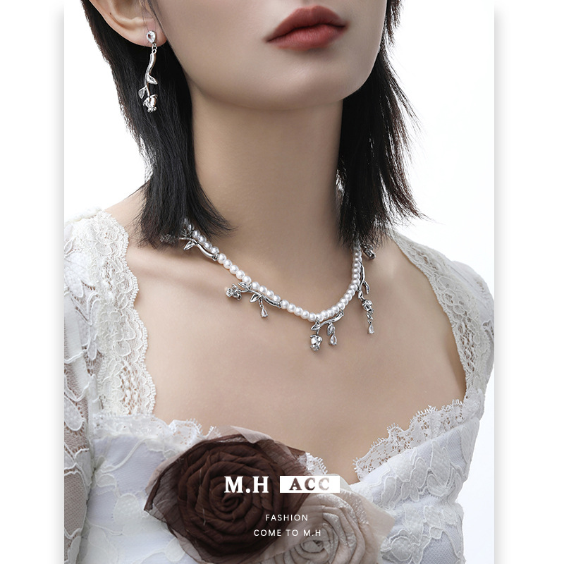 This high-end rose pearl necklace is versatile and exudes a sense of sophistication. It is a niche and elegant collarbone chain accessory full figure