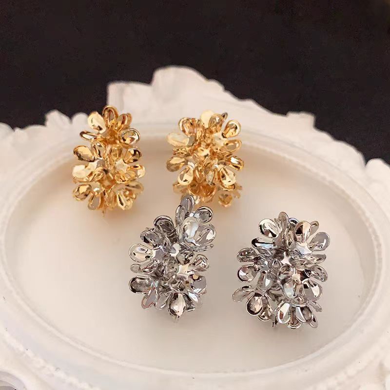 French metal flower C-ring earrings, with a retro and unique design sense and a cold style, are versatile stud earrings for autumn and winter details Picture