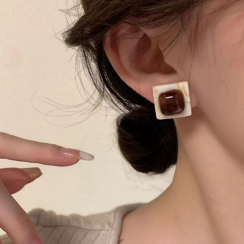 Hong Kong-style retro sugar cube earrings, a niche design for women with a high-end feel, new trendy, unique and stylish earrings in 2025 details Picture