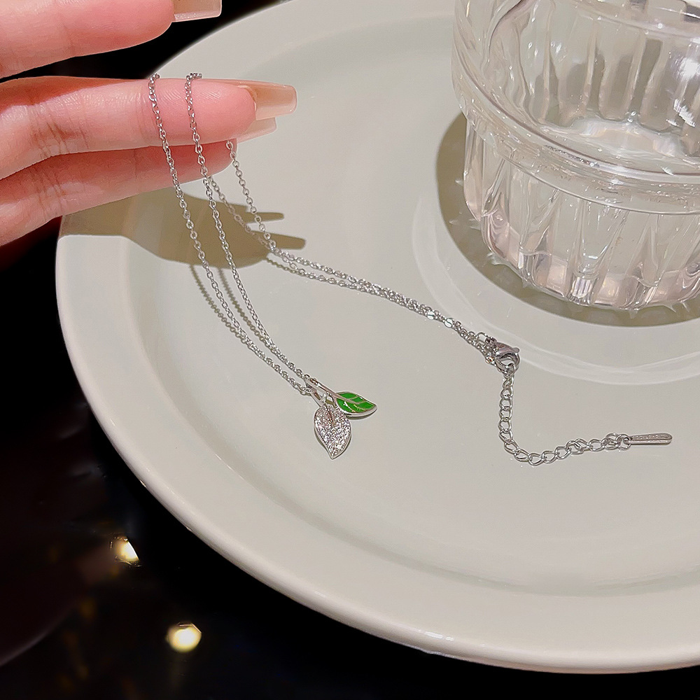 Sweet and fresh leaf necklace, women's light luxury design sense, neckchain, collarbone chain, fashionable accessory, niche Yiwu accessory Application Scenario