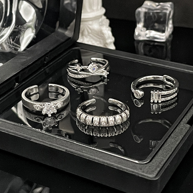 A simple and thin ring with an open opening that makes the skin look fairer is a trendy accessory for women on Instagram. It exudes a cool and sweet charm. Wearing it in layers gives a sense of high-end elegance Application Scenario