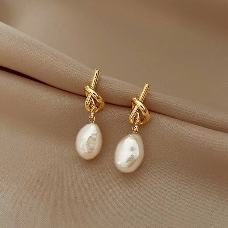 French Baroque irregular-shaped pearl pendant earrings, women's niche fashion, versatile design sense, knotted earrings and earrings details Picture