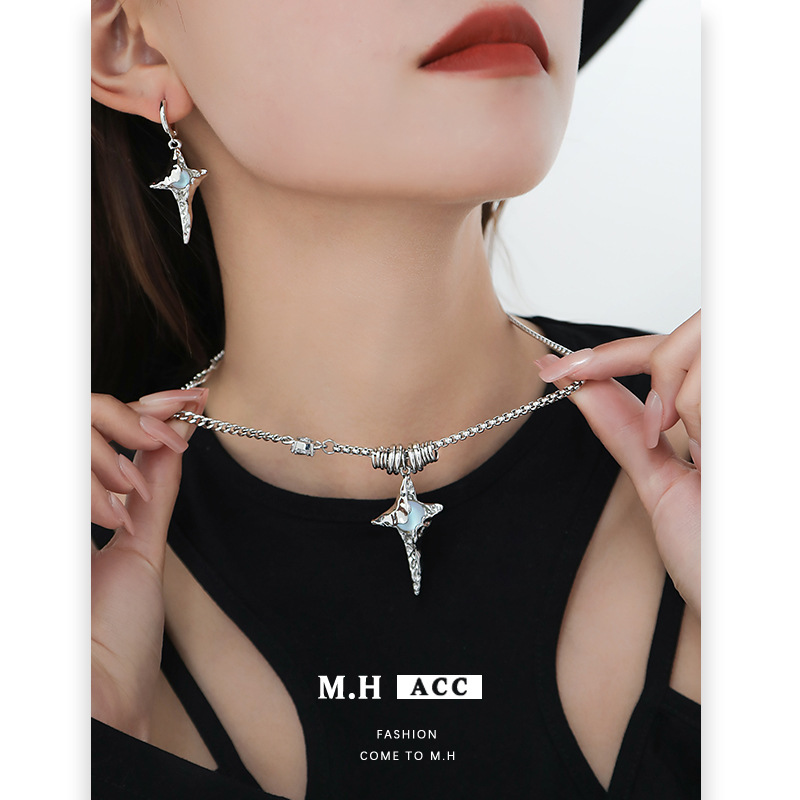 Original moonstone pleated necklace, a niche design for women with a high-end feel, starlight pendant, collarbone chain, sweet and cool spice girl accessory full figure