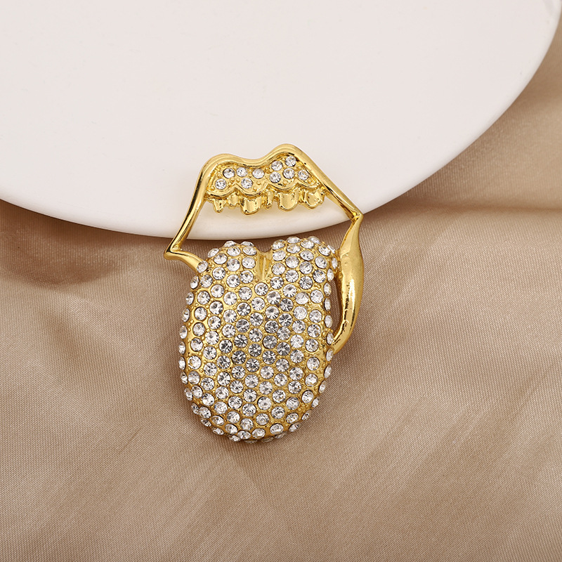 European and American hip-hop gold rap pendant decorated with diamonds, retro men's tongue pendant, trendy exaggerated necklace pendant, gold tongue accessory details Picture