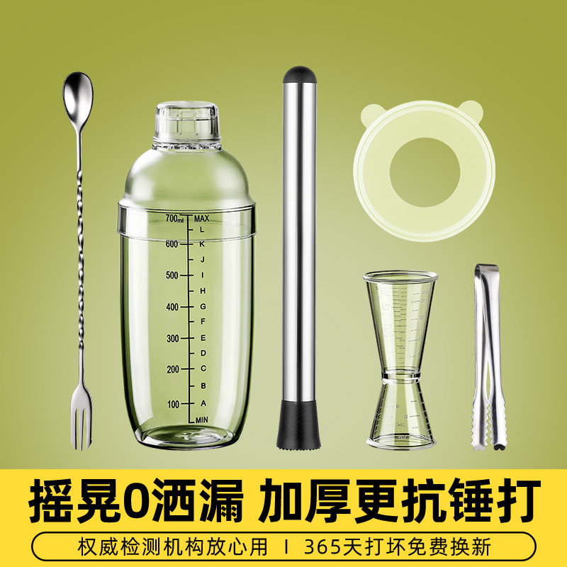 A complete set of hand-made lemon tea tools for milk tea, including a lemon tea cup, a shaker cup, and a cocktail shaker full figure