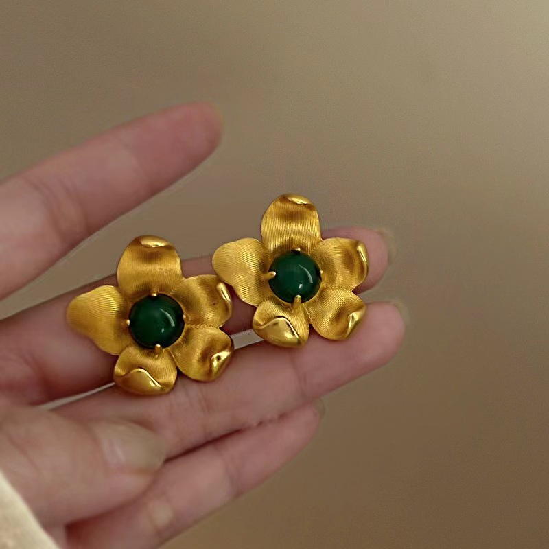 vintage flower earrings in Chinese style, French court style, high-end, light luxury, socialite style, exaggerated Hong Kong style accessories Application Scenario