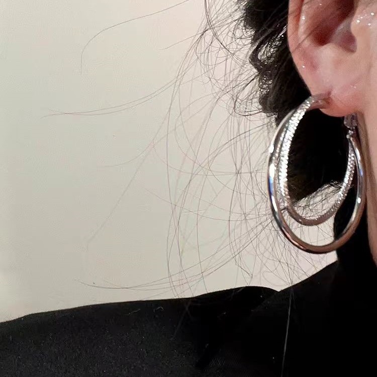 Simple and cold style double-ring large earrings, a new trendy ear accessory for women in 2025, elegant, high-end and grand. Stud earrings details Picture