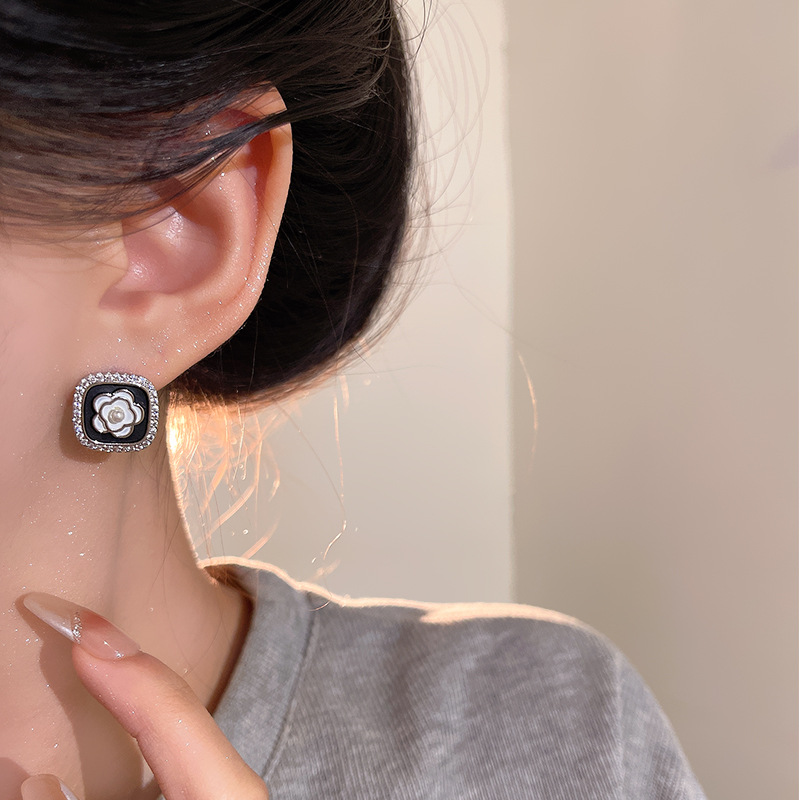 French Champs-style pearl flower earrings for women, retro Hong Kong style, high-end feel, square stud earrings, light luxury, internet-famous earrings Application Scenario
