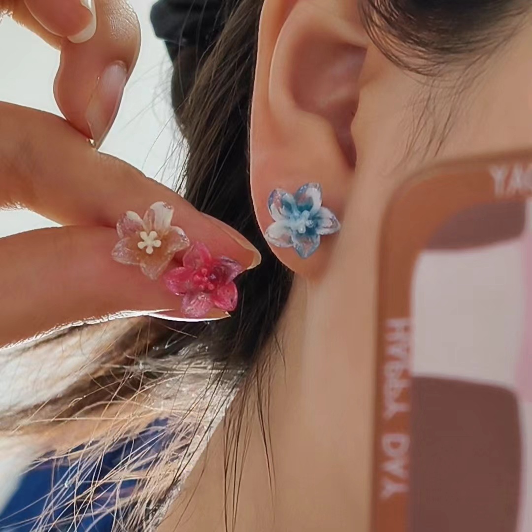 Let's go and see the sea of flowers together! A new style of elegant and simple floral stud earrings for girls in 2025, a trendy and sweet girl's ear accessory details Picture