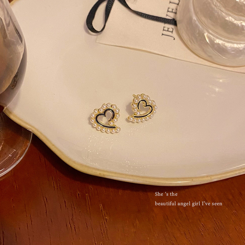 French Champs-style heart-shaped pearl earrings for women, light luxury, unique and niche design sense, heart-shaped stud earrings wholesale Specification drawing