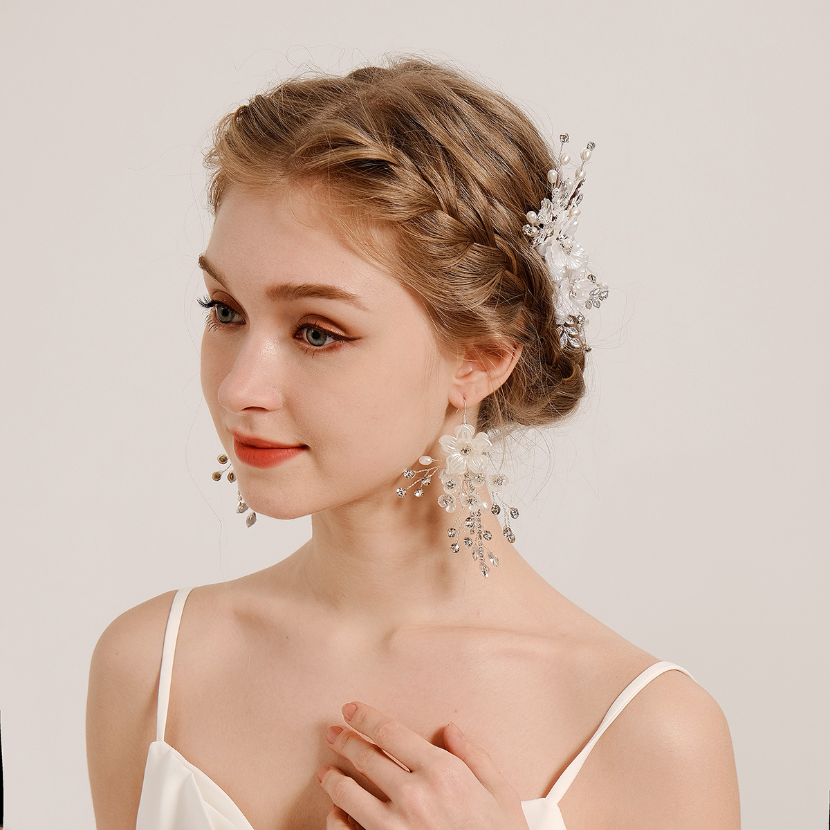 New cross-border white flower hair accessories and earrings, European and American bride accessories, handcrafted rhinestone pearl hair comb and earring set full figure