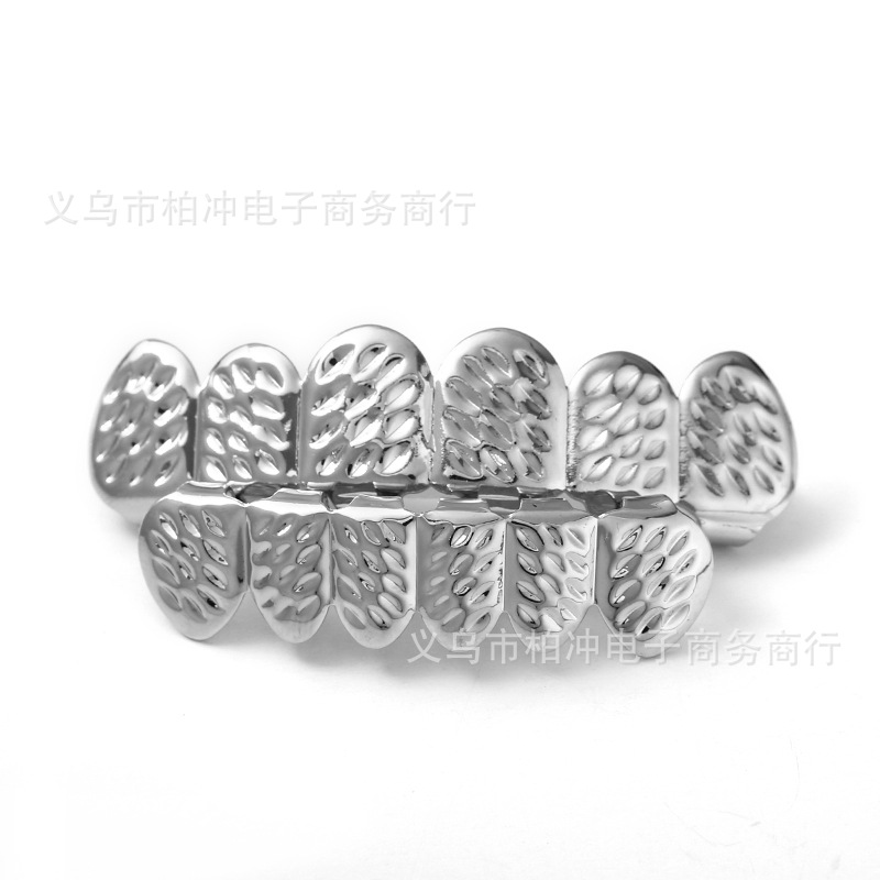 Factory direct sales of 18k gold-plated 6-toothed vampire dentures carved leopard print metal hip-hop braces for Halloween decoration Item Picture