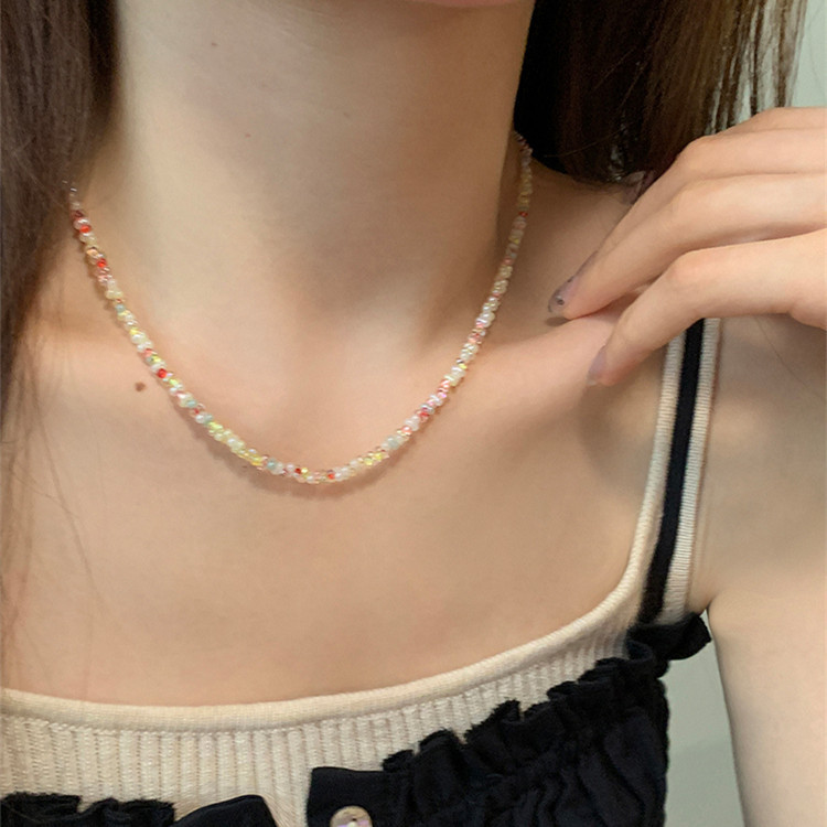 The dopamine-colored rice bead necklace exudes a sweet and girlish charm. The collarbone chain is a niche, sweet and cool style, fashionable and versatile necklace full figure