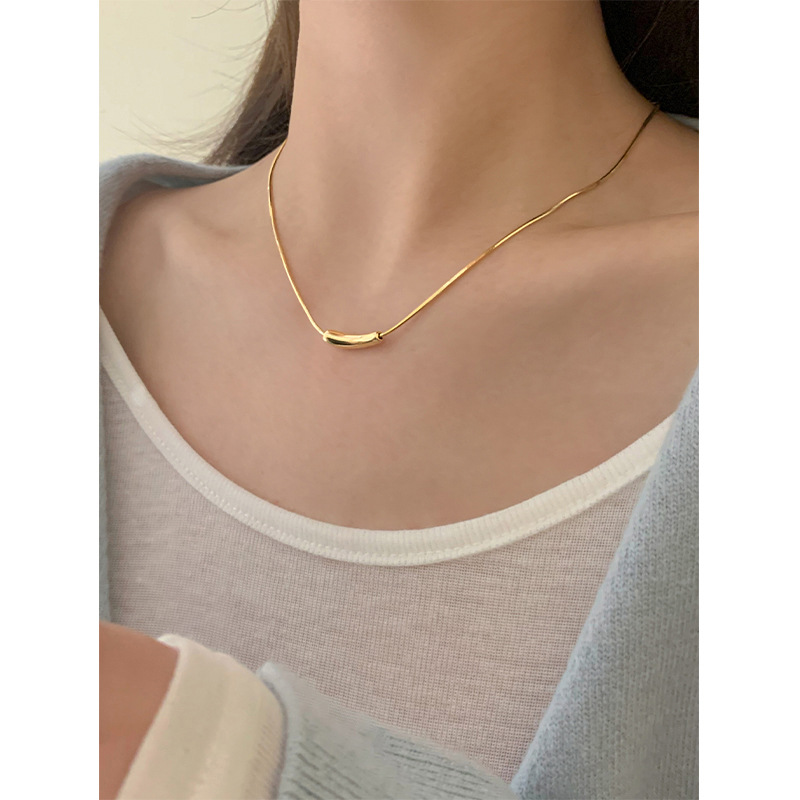 This is a niche design necklace with an inS-style collarbone chain for women, featuring a simple and irregular style. It is a versatile accessory that can be matched with various styles full figure
