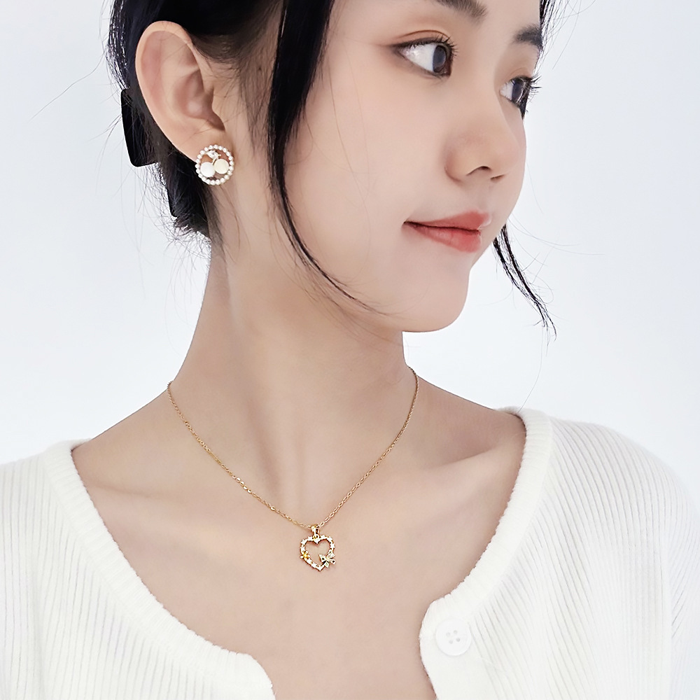 Titanium steel necklace, little champs-style heart-shaped flower collarbone chain, French court elegance, summer fresh and light forest-themed necklace details Picture