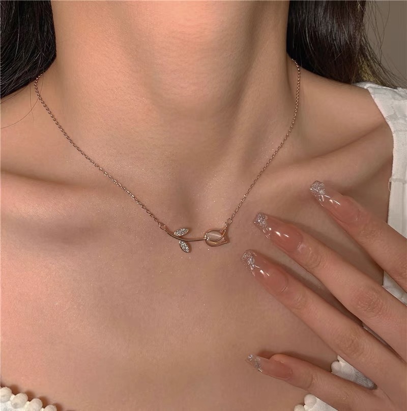 Cat's eye tulip necklace ~ Light luxury French collarbone chain 2023 Spring/Summer new necklace for women full figure
