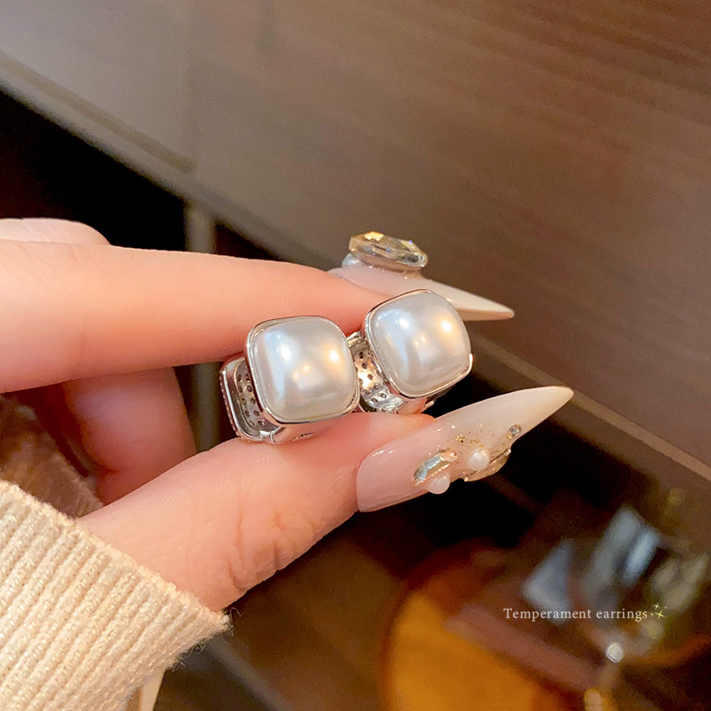 Korean-style sugar pearl earrings, double-sided ear buckles, light luxury, niche and high-end, unique autumn and winter earrings wholesale full figure