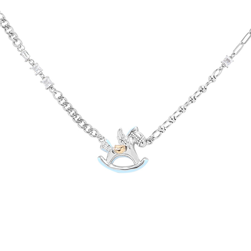 A simple and elegant wooden horse necklace that doesn't fade, a new summer collarbone chain for women. Original design, a unique and versatile necklace Item Picture