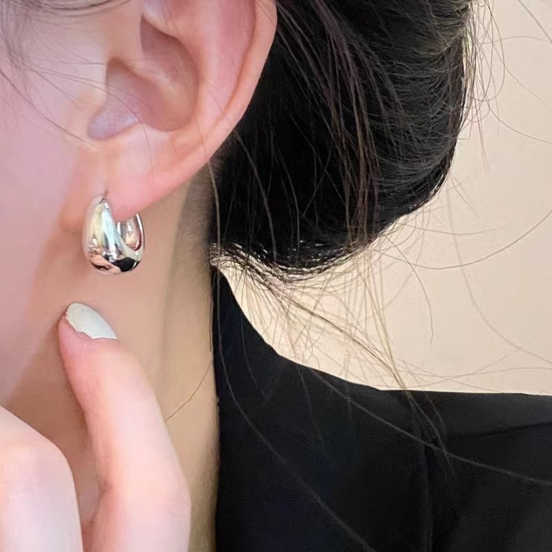 A niche, high-end, simple, smooth, plain ring ear stud for women's Spring/Summer 2025 new fashionable and versatile ear stud with a cold style details Picture