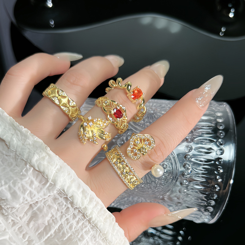 This is a delicate and retro open-top ring with a touch of wheat ears in the court style. It features a unique design for women with a pearl hollowed-out stacked ring full figure