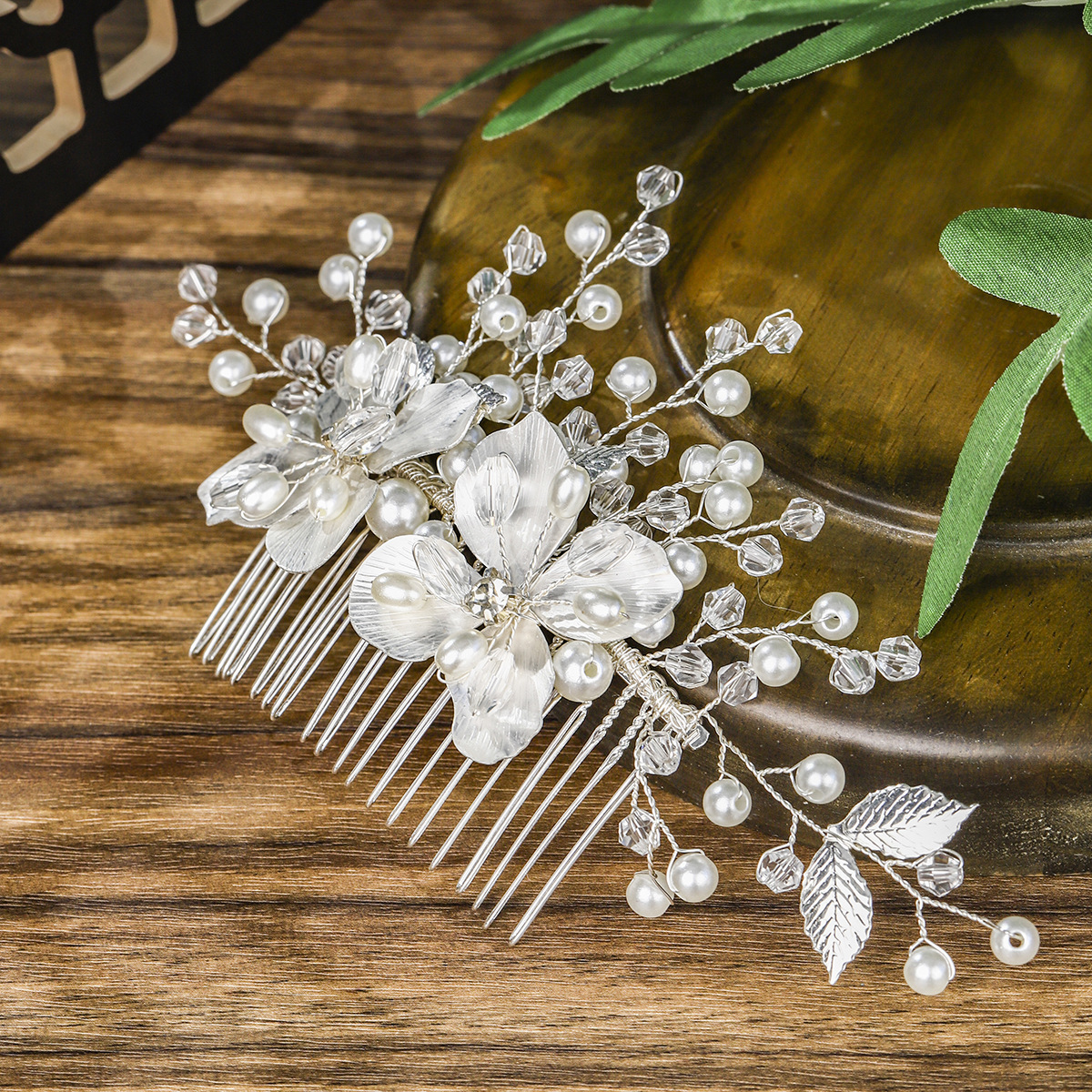 New Chinese-style retro bridal hair accessory, high-end alloy floral hand-inserted comb, photography photo coil, pearl hair comb Application Scenario