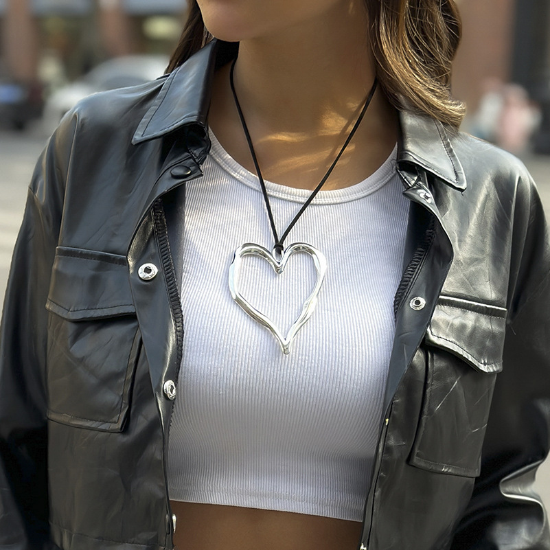 Simple metal heart-shaped hollowed-out pendant necklace from Europe and America, hip-hop, sweet and cool, irregular and versatile necklace details Picture