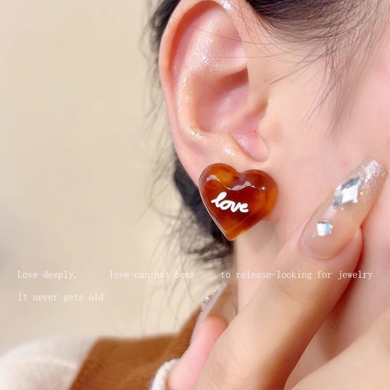 Amber black sugar ~ Korean version sweet love oil-infused acetic acid heart-shaped earrings for women, retro autumn and winter unique style earrings Application Scenario