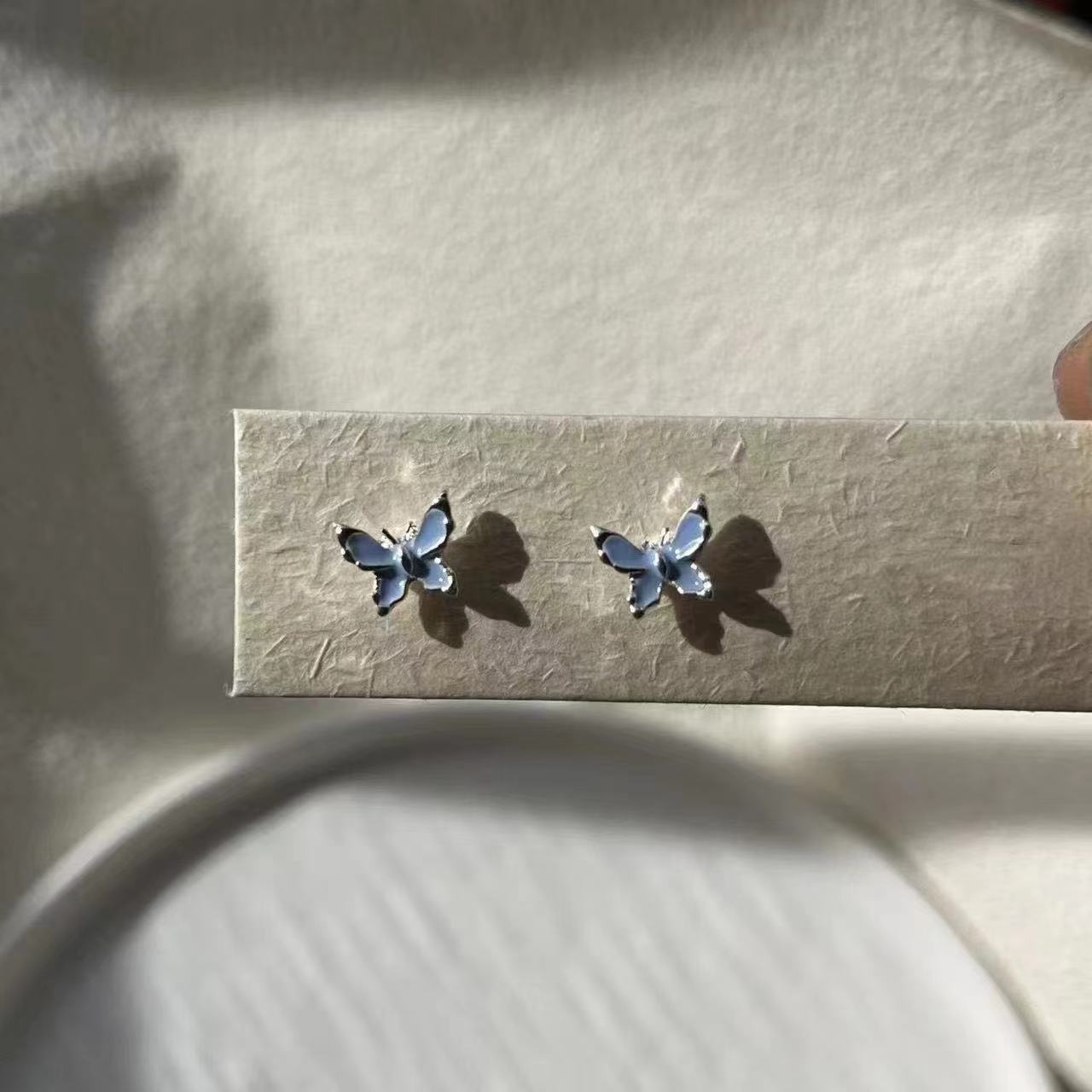 The new pink glazed butterfly 925 stud earrings are versatile, simple, and in a niche, exquisite, and fresh style Application Scenario