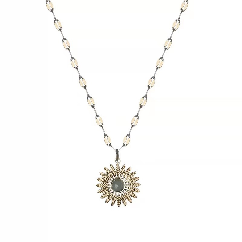 The micro-inlaid zircon necklace, women's collarbone chain, light luxury sunflower green, elegant and trendy accessory, new style Application Scenario
