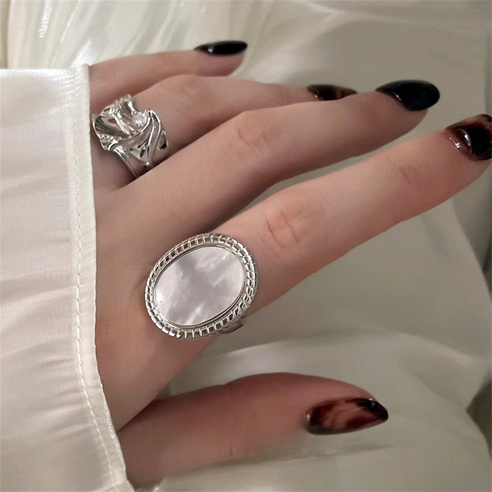 A natural white mother-of-pearl ring from Europe and America, a niche design for women's index finger rings on Instagram. It's a light luxury, high-end, fashionable and personalized ring full figure