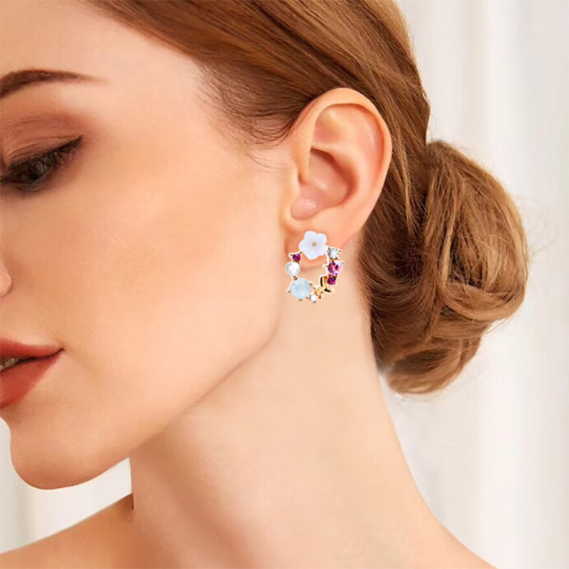 The new Korean-style creative earrings, sweet flower stud earrings, and girlish pearl bow garland earrings are selling well full figure