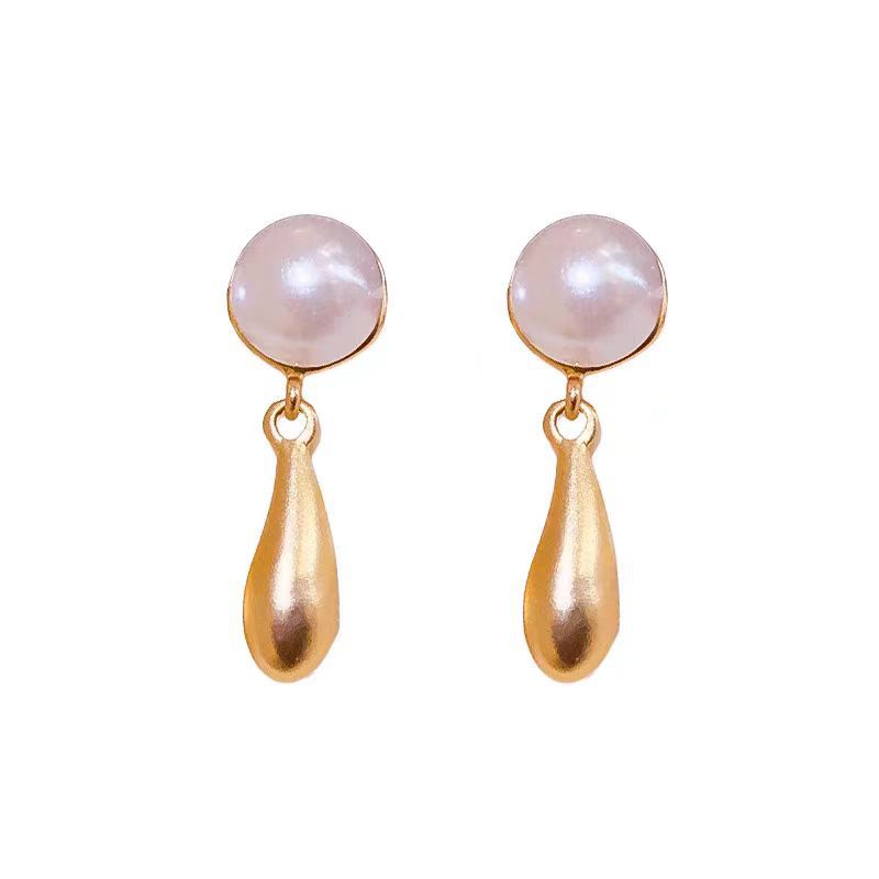 French retro pearl metal teardrop earrings for women, summer light luxury, high-end feel, niche design, simple and elegant stud earrings Item Picture
