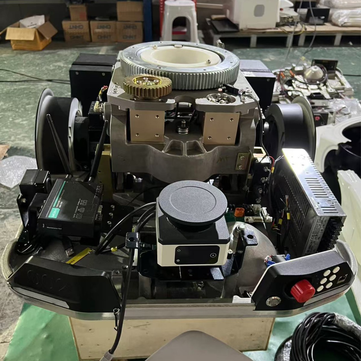 The AGV submersible lifting type material handling robot features an all-aluminum chassis, which is stable, lightweight and reliable, capable of withstanding 50 to 5,000 tons full figure