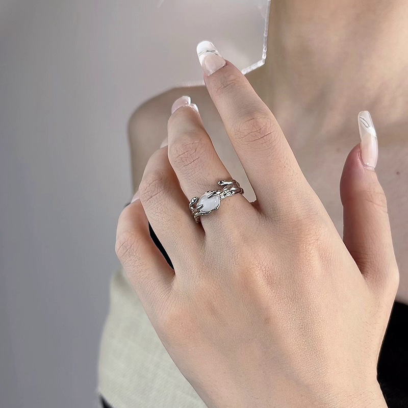 White Moonstone ring, a niche design for women, exudes a sense of sophistication, sweetness, coolness and coolness. The opening adjustment ring is a new 2023 model Application Scenario